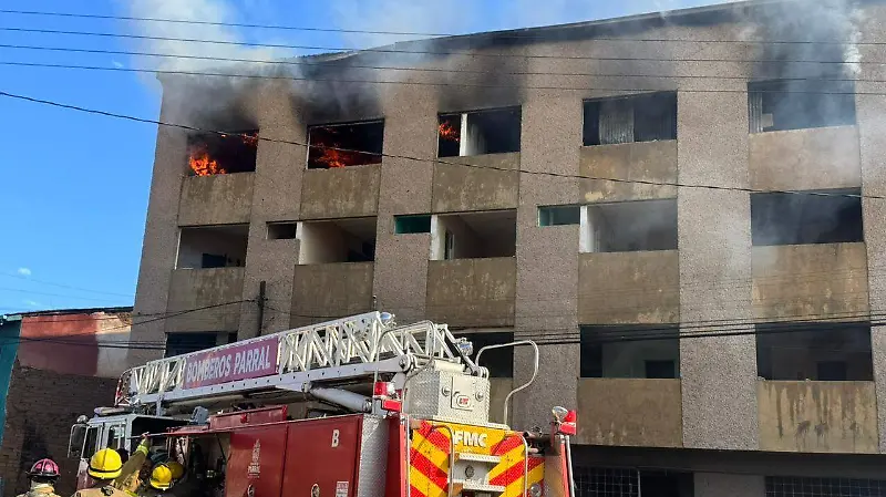 Incendio de antiguas oficinas del IMSS en Parral